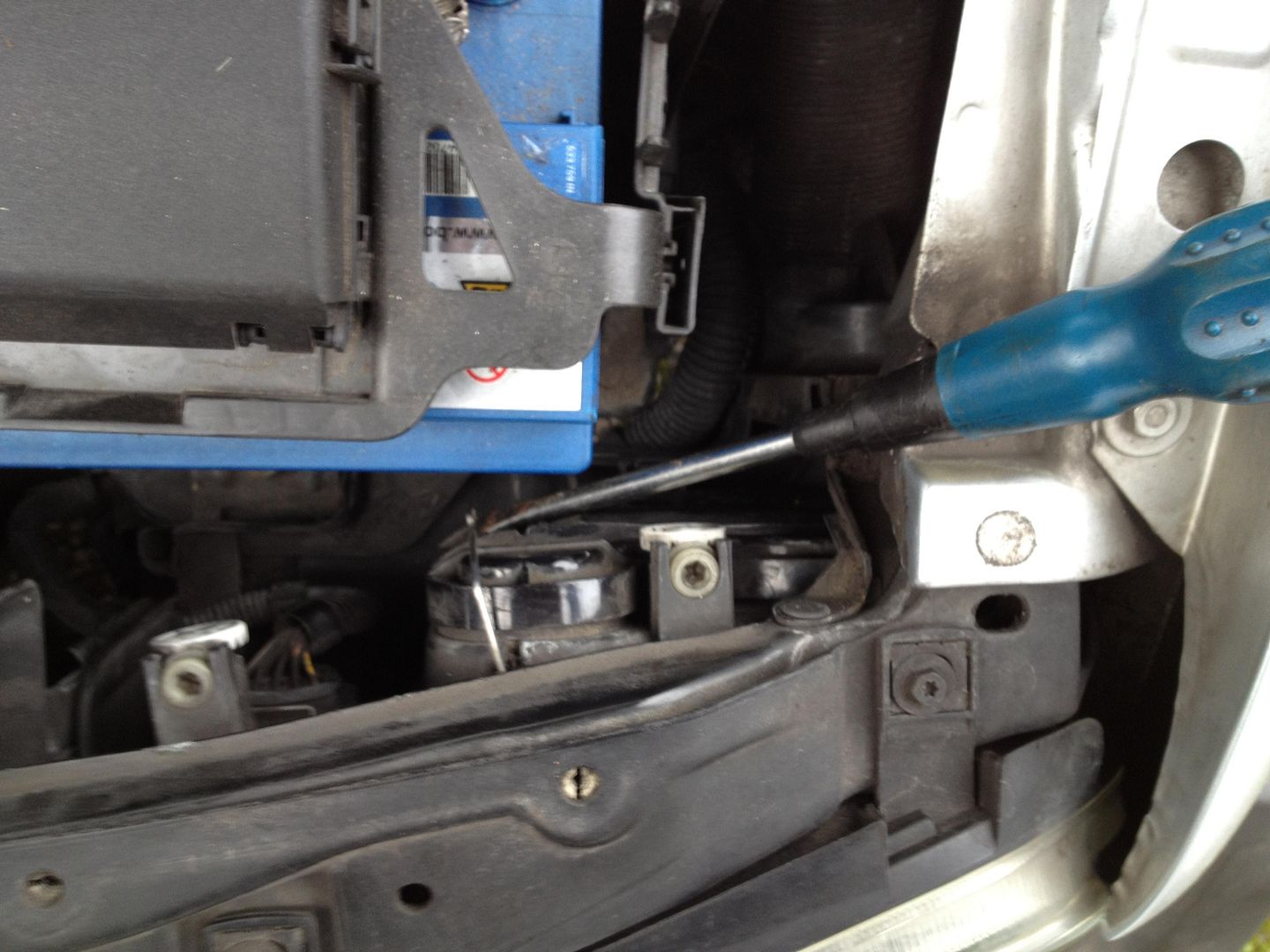 How to Change Mk4 Headlight Bulbs The Easy Way. Club GTI